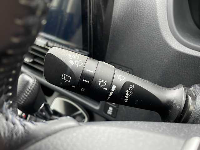 トヨタ ヴォクシー V 岩手県 2015(平27)年 3.6万km ブラック ALPINE9インチSDナビ/AM/FM/CD/DVD/Bluetooth/フルセグTV/バックカメラ/ビルトインETC/両側パワースライドドア/フリップダウンモニター(ALPINE)/クルーズコントロール/横滑り防止装置/アイドリングストップ/オートライト/オートハイビーム/LEDヘッドライト/フォグランプ/スマートキー/プッシュスタート/電動格納ミラー/社外17インチAW/社外フロアマット/レザーシートカバー/ドアバイザー/保証書/取扱説明書