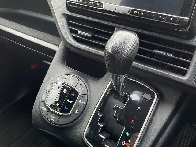 トヨタ ヴォクシー V 岩手県 2015(平27)年 3.6万km ブラック ALPINE9インチSDナビ/AM/FM/CD/DVD/Bluetooth/フルセグTV/バックカメラ/ビルトインETC/両側パワースライドドア/フリップダウンモニター(ALPINE)/クルーズコントロール/横滑り防止装置/アイドリングストップ/オートライト/オートハイビーム/LEDヘッドライト/フォグランプ/スマートキー/プッシュスタート/電動格納ミラー/社外17インチAW/社外フロアマット/レザーシートカバー/ドアバイザー/保証書/取扱説明書