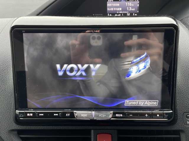 トヨタ ヴォクシー V 岩手県 2015(平27)年 3.6万km ブラック ALPINE9インチSDナビ/AM/FM/CD/DVD/Bluetooth/フルセグTV/バックカメラ/ビルトインETC/両側パワースライドドア/フリップダウンモニター(ALPINE)/クルーズコントロール/横滑り防止装置/アイドリングストップ/オートライト/オートハイビーム/LEDヘッドライト/フォグランプ/スマートキー/プッシュスタート/電動格納ミラー/社外17インチAW/社外フロアマット/レザーシートカバー/ドアバイザー/保証書/取扱説明書