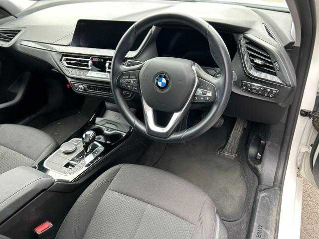 ＢＭＷ ＢＭＷ １１８ｄ プレイ 埼玉県 2021(令3)年 2.2万km 白 ワンオーナー　/Ｂｌｕｅｔｏｏｔｈ接続　/バックカメラ　/ＬＥＤヘッドライト　/アダプティブクルーズコントロール　/前後ドライブレコーダー　/スマートキー