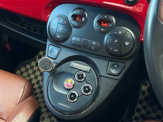 アバルト ５９５Ｃ ツーリズモ 山梨県 2015(平27)年 5.4万km 白Ⅱ 純正CDオーディオ/デジタルインナーミラー/MT DRACOスポーツスプリング/パドルシフト/KAROフロアマット/BOSE/リアコーナーセンサー/キセノン/ETC/純正16インチAW/リモコンキー