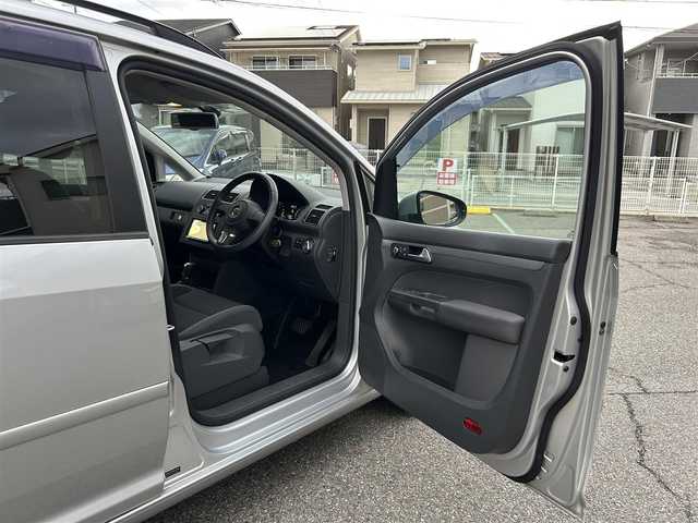 フォルクスワーゲン ゴルフ トゥーラン TSI コンフォートライン 兵庫県 2014(平26)年 3.6万km シルバー ワンオーナー/社外ＳＤナビ/・TV/AM/FM/CD/DVD/ＥＴＣ/バックカメラ/横滑り防止/クルーズコントロール/３列シート/シートアレンジ/ＡＢＳ/オートライト/プリクラッシュ/イモビライザー/保証書/取扱説明書