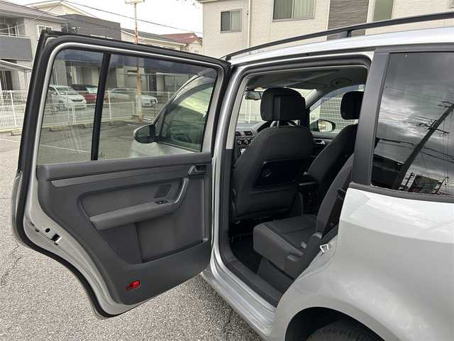 フォルクスワーゲン ゴルフ トゥーラン TSI コンフォートライン 兵庫県 2014(平26)年 3.6万km シルバー ワンオーナー/社外ＳＤナビ/・TV/AM/FM/CD/DVD/ＥＴＣ/バックカメラ/横滑り防止/クルーズコントロール/３列シート/シートアレンジ/ＡＢＳ/オートライト/プリクラッシュ/イモビライザー/保証書/取扱説明書