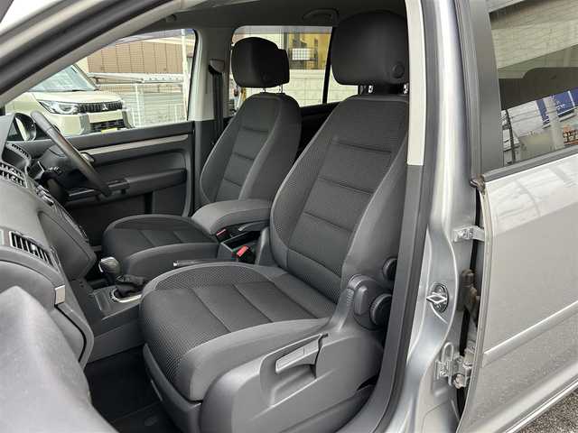 フォルクスワーゲン ゴルフ トゥーラン TSI コンフォートライン 兵庫県 2014(平26)年 3.6万km シルバー ワンオーナー/社外ＳＤナビ/・TV/AM/FM/CD/DVD/ＥＴＣ/バックカメラ/横滑り防止/クルーズコントロール/３列シート/シートアレンジ/ＡＢＳ/オートライト/プリクラッシュ/イモビライザー/保証書/取扱説明書