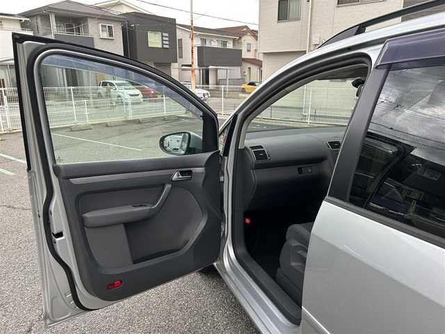 フォルクスワーゲン ゴルフ トゥーラン TSI コンフォートライン 兵庫県 2014(平26)年 3.6万km シルバー ワンオーナー/社外ＳＤナビ/・TV/AM/FM/CD/DVD/ＥＴＣ/バックカメラ/横滑り防止/クルーズコントロール/３列シート/シートアレンジ/ＡＢＳ/オートライト/プリクラッシュ/イモビライザー/保証書/取扱説明書