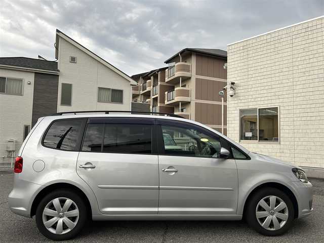 フォルクスワーゲン ゴルフ トゥーラン TSI コンフォートライン 兵庫県 2014(平26)年 3.6万km シルバー ワンオーナー/社外ＳＤナビ/・TV/AM/FM/CD/DVD/ＥＴＣ/バックカメラ/横滑り防止/クルーズコントロール/３列シート/シートアレンジ/ＡＢＳ/オートライト/プリクラッシュ/イモビライザー/保証書/取扱説明書
