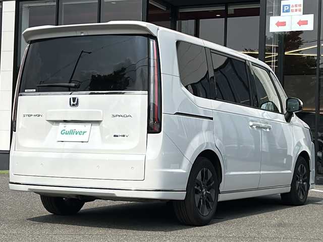 ホンダ ステップワゴン スパーダ eHEV 大阪府 2022(令4)年 6.1万km プラチナホワイトパール 衝突軽減　純正１１.4インチナビ フリップダウンモニター　両側パワースライドドア　ＢＳＭ　レーダークルーズコントロール　マルチビュー　プラズマクラスター　デュアルエアコン　運転支援　コーナーセンサー　電動リアゲート　前列シートヒーター　フルセグテレビ　オットマン　プッシュスタート　パワーバックドア　ETC　LEDヘッドライト　スマートキー　ハーフレザーシート
