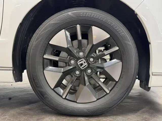 ホンダ ステップワゴン スパーダ eHEV 三重県 2022(令4)年 6.1万km プラチナホワイトパール ハイブリッド/FF/MTモード付インパネCVT/純正 11.4インチナビ LXM-237VFLi/（CD/DVD/FM/AM/TV/Music Rack/SD/USB/iPod/Bluetooth/CarPlay/AndroidAuto）/純正 15.6インチ 後席ディスプレイ VM-231FE/【OP】マルチビューカメラシステム/両側パワースライドドア/ドライブレコーダー 前方/ETC/Honda SENSING/・衝突軽減ブレーキ/・車線維持支援システム/・路外逸脱抑制機能/・渋滞追従機能付アダプティブクルーズコントロール＆トラフィックジャムアシスト/・ブラインドスポットインフォメーション/・先行車発進お知らせ機能/・オートハイビーム・アダプティブドライビングビーム/・誤発進抑制機能（前・後）/・パーキングセンサー（前後）/など/装備/・【OP】2列目オットマン/・パワーテールゲート/・ハーフレザー/・シートヒーター（D/N）/・左右、後席独立オートエアコン/・電子パーキングブレーキ＆ブレーキホールド機能/・ステアリングスイッチ/・パドルシフト/・オートライト/・LEDヘッドライト＆フォグライト/・プッシュスタート/・スマートキーx2/・保/取/ナビ取/など