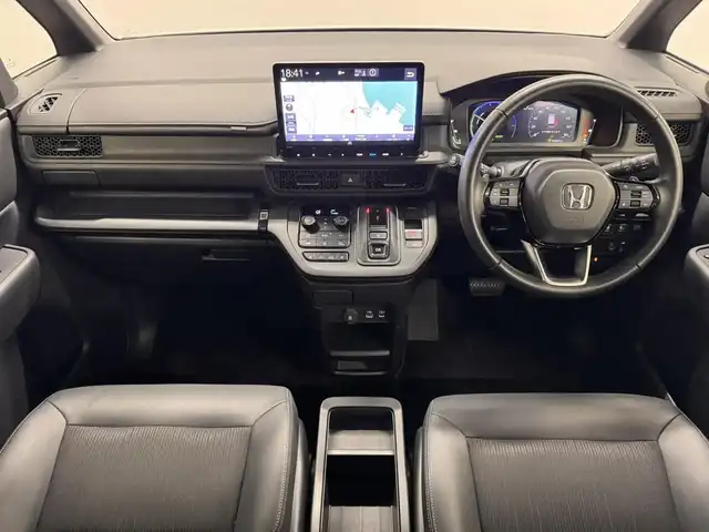ホンダ ステップワゴン スパーダ eHEV 三重県 2022(令4)年 6.1万km プラチナホワイトパール ハイブリッド/FF/MTモード付インパネCVT/純正 11.4インチナビ LXM-237VFLi/（CD/DVD/FM/AM/TV/Music Rack/SD/USB/iPod/Bluetooth/CarPlay/AndroidAuto）/純正 15.6インチ 後席ディスプレイ VM-231FE/【OP】マルチビューカメラシステム/両側パワースライドドア/ドライブレコーダー 前方/ETC/Honda SENSING/・衝突軽減ブレーキ/・車線維持支援システム/・路外逸脱抑制機能/・渋滞追従機能付アダプティブクルーズコントロール＆トラフィックジャムアシスト/・ブラインドスポットインフォメーション/・先行車発進お知らせ機能/・オートハイビーム・アダプティブドライビングビーム/・誤発進抑制機能（前・後）/・パーキングセンサー（前後）/など/装備/・【OP】2列目オットマン/・パワーテールゲート/・ハーフレザー/・シートヒーター（D/N）/・左右、後席独立オートエアコン/・電子パーキングブレーキ＆ブレーキホールド機能/・ステアリングスイッチ/・パドルシフト/・オートライト/・LEDヘッドライト＆フォグライト/・プッシュスタート/・スマートキーx2/・保/取/ナビ取/など