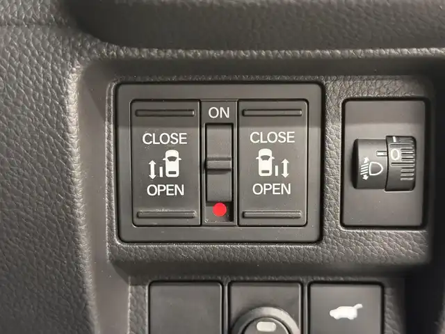 ホンダ ステップワゴン スパーダ eHEV 三重県 2022(令4)年 6.1万km プラチナホワイトパール ハイブリッド/FF/MTモード付インパネCVT/純正 11.4インチナビ LXM-237VFLi/（CD/DVD/FM/AM/TV/Music Rack/SD/USB/iPod/Bluetooth/CarPlay/AndroidAuto）/純正 15.6インチ 後席ディスプレイ VM-231FE/【OP】マルチビューカメラシステム/両側パワースライドドア/ドライブレコーダー 前方/ETC/Honda SENSING/・衝突軽減ブレーキ/・車線維持支援システム/・路外逸脱抑制機能/・渋滞追従機能付アダプティブクルーズコントロール＆トラフィックジャムアシスト/・ブラインドスポットインフォメーション/・先行車発進お知らせ機能/・オートハイビーム・アダプティブドライビングビーム/・誤発進抑制機能（前・後）/・パーキングセンサー（前後）/など/装備/・【OP】2列目オットマン/・パワーテールゲート/・ハーフレザー/・シートヒーター（D/N）/・左右、後席独立オートエアコン/・電子パーキングブレーキ＆ブレーキホールド機能/・ステアリングスイッチ/・パドルシフト/・オートライト/・LEDヘッドライト＆フォグライト/・プッシュスタート/・スマートキーx2/・保/取/ナビ取/など