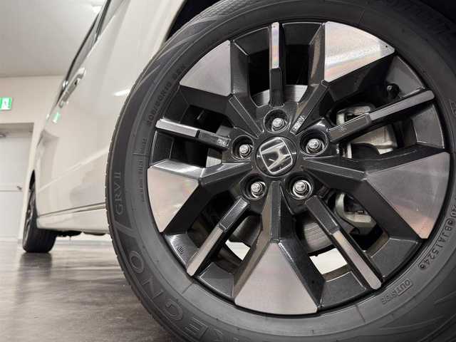 ホンダ ステップワゴン スパーダ eHEV 三重県 2022(令4)年 6.1万km プラチナホワイトパール ハイブリッド/FF/MTモード付インパネCVT/純正 11.4インチナビ LXM-237VFLi/（CD/DVD/FM/AM/TV/Music Rack/SD/USB/iPod/Bluetooth/CarPlay/AndroidAuto）/純正 15.6インチ 後席ディスプレイ VM-231FE/【OP】マルチビューカメラシステム/両側パワースライドドア/ドライブレコーダー 前方/ETC/Honda SENSING/・衝突軽減ブレーキ/・車線維持支援システム/・路外逸脱抑制機能/・渋滞追従機能付アダプティブクルーズコントロール＆トラフィックジャムアシスト/・ブラインドスポットインフォメーション/・先行車発進お知らせ機能/・オートハイビーム・アダプティブドライビングビーム/・誤発進抑制機能（前・後）/・パーキングセンサー（前後）/など/装備/・【OP】2列目オットマン/・パワーテールゲート/・ハーフレザー/・シートヒーター（D/N）/・左右、後席独立オートエアコン/・電子パーキングブレーキ＆ブレーキホールド機能/・ステアリングスイッチ/・パドルシフト/・オートライト/・LEDヘッドライト＆フォグライト/・プッシュスタート/・スマートキーx2/・保/取/ナビ取/など