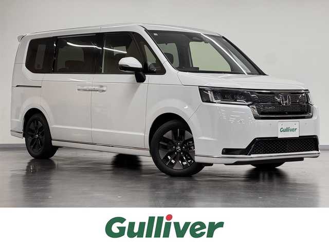 ホンダ ステップワゴン スパーダ eHEV 三重県 2022(令4)年 6.1万km プラチナホワイトパール ハイブリッド/FF/MTモード付インパネCVT/純正 11.4インチナビ LXM-237VFLi/（CD/DVD/FM/AM/TV/Music Rack/SD/USB/iPod/Bluetooth/CarPlay/AndroidAuto）/純正 15.6インチ 後席ディスプレイ VM-231FE/【OP】マルチビューカメラシステム/両側パワースライドドア/ドライブレコーダー 前方/ETC/Honda SENSING/・衝突軽減ブレーキ/・車線維持支援システム/・路外逸脱抑制機能/・渋滞追従機能付アダプティブクルーズコントロール＆トラフィックジャムアシスト/・ブラインドスポットインフォメーション/・先行車発進お知らせ機能/・オートハイビーム・アダプティブドライビングビーム/・誤発進抑制機能（前・後）/・パーキングセンサー（前後）/など/装備/・【OP】2列目オットマン/・パワーテールゲート/・ハーフレザー/・シートヒーター（D/N）/・左右、後席独立オートエアコン/・電子パーキングブレーキ＆ブレーキホールド機能/・ステアリングスイッチ/・パドルシフト/・オートライト/・LEDヘッドライト＆フォグライト/・プッシュスタート/・スマートキーx2/・保/取/ナビ取/など