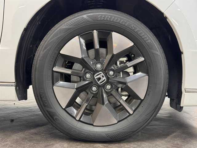 ホンダ ステップワゴン スパーダ eHEV 三重県 2022(令4)年 6.1万km プラチナホワイトパール ハイブリッド/FF/MTモード付インパネCVT/純正 11.4インチナビ LXM-237VFLi/（CD/DVD/FM/AM/TV/Music Rack/SD/USB/iPod/Bluetooth/CarPlay/AndroidAuto）/純正 15.6インチ 後席ディスプレイ VM-231FE/【OP】マルチビューカメラシステム/両側パワースライドドア/ドライブレコーダー 前方/ETC/Honda SENSING/・衝突軽減ブレーキ/・車線維持支援システム/・路外逸脱抑制機能/・渋滞追従機能付アダプティブクルーズコントロール＆トラフィックジャムアシスト/・ブラインドスポットインフォメーション/・先行車発進お知らせ機能/・オートハイビーム・アダプティブドライビングビーム/・誤発進抑制機能（前・後）/・パーキングセンサー（前後）/など/装備/・【OP】2列目オットマン/・パワーテールゲート/・ハーフレザー/・シートヒーター（D/N）/・左右、後席独立オートエアコン/・電子パーキングブレーキ＆ブレーキホールド機能/・ステアリングスイッチ/・パドルシフト/・オートライト/・LEDヘッドライト＆フォグライト/・プッシュスタート/・スマートキーx2/・保/取/ナビ取/など