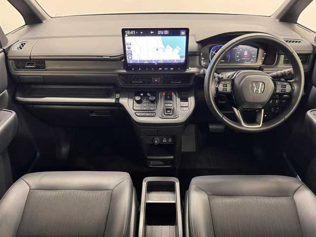 ホンダ ステップワゴン スパーダ eHEV 三重県 2022(令4)年 6.1万km プラチナホワイトパール ハイブリッド/FF/MTモード付インパネCVT/純正 11.4インチナビ LXM-237VFLi/（CD/DVD/FM/AM/TV/Music Rack/SD/USB/iPod/Bluetooth/CarPlay/AndroidAuto）/純正 15.6インチ 後席ディスプレイ VM-231FE/【OP】マルチビューカメラシステム/両側パワースライドドア/ドライブレコーダー 前方/ETC/Honda SENSING/・衝突軽減ブレーキ/・車線維持支援システム/・路外逸脱抑制機能/・渋滞追従機能付アダプティブクルーズコントロール＆トラフィックジャムアシスト/・ブラインドスポットインフォメーション/・先行車発進お知らせ機能/・オートハイビーム・アダプティブドライビングビーム/・誤発進抑制機能（前・後）/・パーキングセンサー（前後）/など/装備/・【OP】2列目オットマン/・パワーテールゲート/・ハーフレザー/・シートヒーター（D/N）/・左右、後席独立オートエアコン/・電子パーキングブレーキ＆ブレーキホールド機能/・ステアリングスイッチ/・パドルシフト/・オートライト/・LEDヘッドライト＆フォグライト/・プッシュスタート/・スマートキーx2/・保/取/ナビ取/など