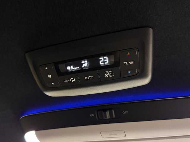 ホンダ ステップワゴン スパーダ eHEV 三重県 2022(令4)年 6.1万km プラチナホワイトパール ハイブリッド/FF/MTモード付インパネCVT/純正 11.4インチナビ LXM-237VFLi/（CD/DVD/FM/AM/TV/Music Rack/SD/USB/iPod/Bluetooth/CarPlay/AndroidAuto）/純正 15.6インチ 後席ディスプレイ VM-231FE/【OP】マルチビューカメラシステム/両側パワースライドドア/ドライブレコーダー 前方/ETC/Honda SENSING/・衝突軽減ブレーキ/・車線維持支援システム/・路外逸脱抑制機能/・渋滞追従機能付アダプティブクルーズコントロール＆トラフィックジャムアシスト/・ブラインドスポットインフォメーション/・先行車発進お知らせ機能/・オートハイビーム・アダプティブドライビングビーム/・誤発進抑制機能（前・後）/・パーキングセンサー（前後）/など/装備/・【OP】2列目オットマン/・パワーテールゲート/・ハーフレザー/・シートヒーター（D/N）/・左右、後席独立オートエアコン/・電子パーキングブレーキ＆ブレーキホールド機能/・ステアリングスイッチ/・パドルシフト/・オートライト/・LEDヘッドライト＆フォグライト/・プッシュスタート/・スマートキーx2/・保/取/ナビ取/など