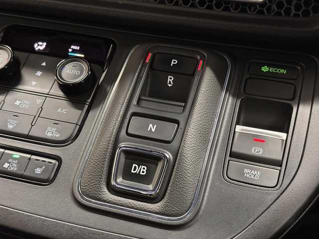 ホンダ ステップワゴン スパーダ eHEV 三重県 2022(令4)年 6.1万km プラチナホワイトパール ハイブリッド/FF/MTモード付インパネCVT/純正 11.4インチナビ LXM-237VFLi/（CD/DVD/FM/AM/TV/Music Rack/SD/USB/iPod/Bluetooth/CarPlay/AndroidAuto）/純正 15.6インチ 後席ディスプレイ VM-231FE/【OP】マルチビューカメラシステム/両側パワースライドドア/ドライブレコーダー 前方/ETC/Honda SENSING/・衝突軽減ブレーキ/・車線維持支援システム/・路外逸脱抑制機能/・渋滞追従機能付アダプティブクルーズコントロール＆トラフィックジャムアシスト/・ブラインドスポットインフォメーション/・先行車発進お知らせ機能/・オートハイビーム・アダプティブドライビングビーム/・誤発進抑制機能（前・後）/・パーキングセンサー（前後）/など/装備/・【OP】2列目オットマン/・パワーテールゲート/・ハーフレザー/・シートヒーター（D/N）/・左右、後席独立オートエアコン/・電子パーキングブレーキ＆ブレーキホールド機能/・ステアリングスイッチ/・パドルシフト/・オートライト/・LEDヘッドライト＆フォグライト/・プッシュスタート/・スマートキーx2/・保/取/ナビ取/など