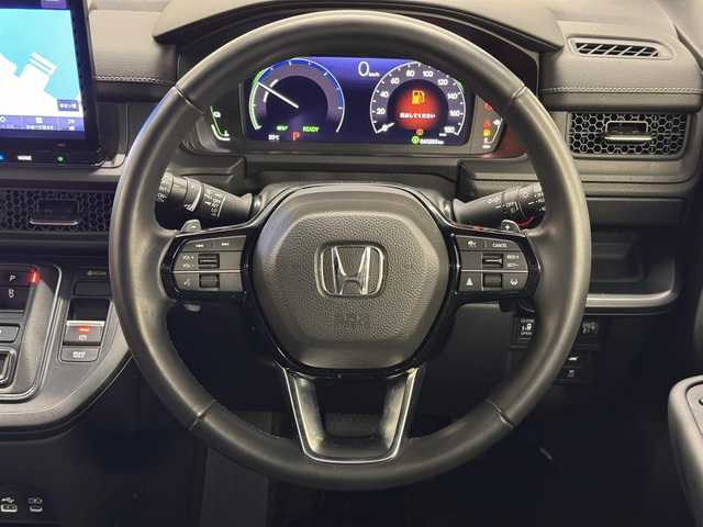 ホンダ ステップワゴン スパーダ eHEV 三重県 2022(令4)年 6.1万km プラチナホワイトパール ハイブリッド/FF/MTモード付インパネCVT/純正 11.4インチナビ LXM-237VFLi/（CD/DVD/FM/AM/TV/Music Rack/SD/USB/iPod/Bluetooth/CarPlay/AndroidAuto）/純正 15.6インチ 後席ディスプレイ VM-231FE/【OP】マルチビューカメラシステム/両側パワースライドドア/ドライブレコーダー 前方/ETC/Honda SENSING/・衝突軽減ブレーキ/・車線維持支援システム/・路外逸脱抑制機能/・渋滞追従機能付アダプティブクルーズコントロール＆トラフィックジャムアシスト/・ブラインドスポットインフォメーション/・先行車発進お知らせ機能/・オートハイビーム・アダプティブドライビングビーム/・誤発進抑制機能（前・後）/・パーキングセンサー（前後）/など/装備/・【OP】2列目オットマン/・パワーテールゲート/・ハーフレザー/・シートヒーター（D/N）/・左右、後席独立オートエアコン/・電子パーキングブレーキ＆ブレーキホールド機能/・ステアリングスイッチ/・パドルシフト/・オートライト/・LEDヘッドライト＆フォグライト/・プッシュスタート/・スマートキーx2/・保/取/ナビ取/など