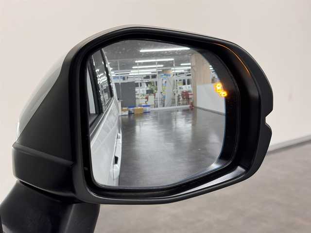 ホンダ ステップワゴン スパーダ eHEV 三重県 2022(令4)年 6.1万km プラチナホワイトパール ハイブリッド/FF/MTモード付インパネCVT/純正 11.4インチナビ LXM-237VFLi/（CD/DVD/FM/AM/TV/Music Rack/SD/USB/iPod/Bluetooth/CarPlay/AndroidAuto）/純正 15.6インチ 後席ディスプレイ VM-231FE/【OP】マルチビューカメラシステム/両側パワースライドドア/ドライブレコーダー 前方/ETC/Honda SENSING/・衝突軽減ブレーキ/・車線維持支援システム/・路外逸脱抑制機能/・渋滞追従機能付アダプティブクルーズコントロール＆トラフィックジャムアシスト/・ブラインドスポットインフォメーション/・先行車発進お知らせ機能/・オートハイビーム・アダプティブドライビングビーム/・誤発進抑制機能（前・後）/・パーキングセンサー（前後）/など/装備/・【OP】2列目オットマン/・パワーテールゲート/・ハーフレザー/・シートヒーター（D/N）/・左右、後席独立オートエアコン/・電子パーキングブレーキ＆ブレーキホールド機能/・ステアリングスイッチ/・パドルシフト/・オートライト/・LEDヘッドライト＆フォグライト/・プッシュスタート/・スマートキーx2/・保/取/ナビ取/など