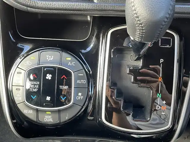 トヨタ ヴォクシー ZS 煌Ⅲ 岡山県 2020(令2)年 2.2万km ブラッキッシュアゲハガラスフレーク 純正9インチナビ/フルセグTV、CD、DVD、AM、FM/Bluetooth/純正12インチフリップダウンモニター/バックカメラ/ETC/前後ドライブレコーダー/クルーズコントロール/TVキャンセラー/両側パワースライドドア/トヨタセーフティセンス