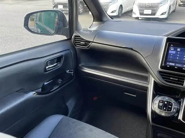 トヨタ ヴォクシー ZS 煌Ⅲ 岡山県 2020(令2)年 2.2万km ブラッキッシュアゲハガラスフレーク 純正9インチナビ/フルセグTV、CD、DVD、AM、FM/Bluetooth/純正12インチフリップダウンモニター/バックカメラ/ETC/前後ドライブレコーダー/クルーズコントロール/TVキャンセラー/両側パワースライドドア/トヨタセーフティセンス