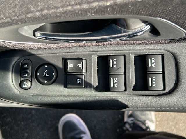 ホンダ ヴェゼル ハイブリッド Z ホンダセンシング 宮城県 2017(平29)年 12.1万km ホワイトオーキッドパール 登録時走行距離120605km/ワンオーナー/CD・DVD・TV・BT・AM/FM/バックカメラ/ETC/追従式クルーズコントロール/デュアルエアコン/ブレーキホールド/レーンキープ/プッシュスタート/衝突軽減機能/純正フロアマット/電動格納ミラー/ドアバイザー/フォグランプ/ナンバーフレーム