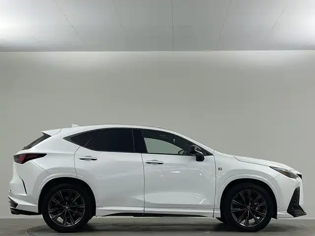 レクサス ＮＸ 350h Fスポーツ 埼玉県 2022(令4)年 2.8万km ホワイトノーヴァガラスフレーク サンルーフ　三眼ＬＥＤ　ＴＲＤエアロ　マフラー　アラウンドビューモニター　ＢＳＭ　ヘッドアップディスプレイ　シートヒーター　ベンチレーション　ステアリングヒーター　ドライブレコーダー　ＥＴＣ２．０