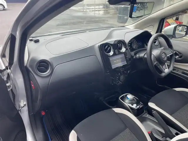 日産 ノート e－パワー X Vセレクション 滋賀県 2020(令2)年 3.6万km ブリリアントシルバー 社外7インチナビ/【Bluetooth/CD/DVD/フルセグTV】/全方位カメラ/クリアランスソナー/レーンキープアシスト/衝突軽減ブレーキ/デジタルインナーミラー/ETC2.0/純正フロアマット/プッシュスタート/スマートキー/ステアリングリモコン