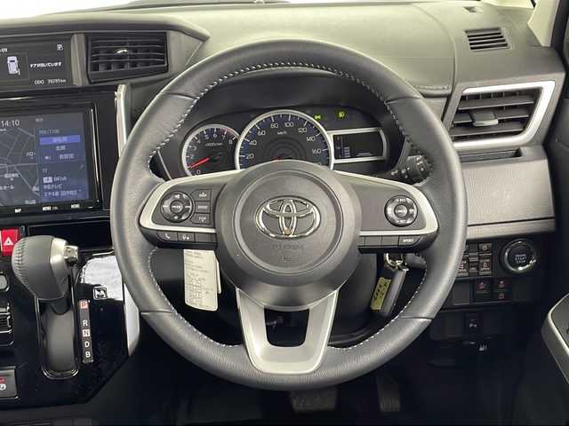 トヨタ ルーミー カスタムG－T 愛知県 2023(令5)年 4万km パールホワイトⅢ 純正ナビ(NSZT-Y68T)/バックカメラ/両側パワースライドドア/フルセグTV・Bluetooth・CD・AM・FM/ETC2.0/前ドライブレコーダー/純正15インチアルミホイール/スマートアシスト/衝突回避支援ブレーキ/衝突警報/車線逸脱警報/露側逸脱警報/ふらつき警報/ブレーキ制御付誤発進抑制(前方・後方)/先行車発進お知らせ/アダプティブドライビングビーム/LEDヘッドライト/オートライト/フロントフォグランプ/サイドビューランプ/標識認識/前後コーナーセンサー/全車速追従機能付ACC(停止保持機能あり)/横滑り防止/アイドリングストップ/ヒルスタートアシスト/ファブリックシート/運転席助手席シートヒーター/純正フロアマット/革巻きステアリング/シートバックテーブル×2/リヤサンシェード/充電用USB/電子パーキングブレーキ/ブレーキホールド/スマートキー/プッシュスタート/スペアキー1本/取扱説明書・ナビ説明書