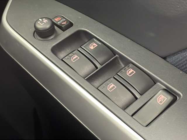 トヨタ ルーミー カスタムG－T 愛知県 2023(令5)年 4万km パールホワイトⅢ 純正ナビ(NSZT-Y68T)/バックカメラ/両側パワースライドドア/フルセグTV・Bluetooth・CD・AM・FM/ETC2.0/前ドライブレコーダー/純正15インチアルミホイール/スマートアシスト/衝突回避支援ブレーキ/衝突警報/車線逸脱警報/露側逸脱警報/ふらつき警報/ブレーキ制御付誤発進抑制(前方・後方)/先行車発進お知らせ/アダプティブドライビングビーム/LEDヘッドライト/オートライト/フロントフォグランプ/サイドビューランプ/標識認識/前後コーナーセンサー/全車速追従機能付ACC(停止保持機能あり)/横滑り防止/アイドリングストップ/ヒルスタートアシスト/ファブリックシート/運転席助手席シートヒーター/純正フロアマット/革巻きステアリング/シートバックテーブル×2/リヤサンシェード/充電用USB/電子パーキングブレーキ/ブレーキホールド/スマートキー/プッシュスタート/スペアキー1本/取扱説明書・ナビ説明書