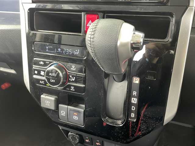 トヨタ ルーミー カスタムG－T 愛知県 2023(令5)年 4万km パールホワイトⅢ 純正ナビ(NSZT-Y68T)/バックカメラ/両側パワースライドドア/フルセグTV・Bluetooth・CD・AM・FM/ETC2.0/前ドライブレコーダー/純正15インチアルミホイール/スマートアシスト/衝突回避支援ブレーキ/衝突警報/車線逸脱警報/露側逸脱警報/ふらつき警報/ブレーキ制御付誤発進抑制(前方・後方)/先行車発進お知らせ/アダプティブドライビングビーム/LEDヘッドライト/オートライト/フロントフォグランプ/サイドビューランプ/標識認識/前後コーナーセンサー/全車速追従機能付ACC(停止保持機能あり)/横滑り防止/アイドリングストップ/ヒルスタートアシスト/ファブリックシート/運転席助手席シートヒーター/純正フロアマット/革巻きステアリング/シートバックテーブル×2/リヤサンシェード/充電用USB/電子パーキングブレーキ/ブレーキホールド/スマートキー/プッシュスタート/スペアキー1本/取扱説明書・ナビ説明書