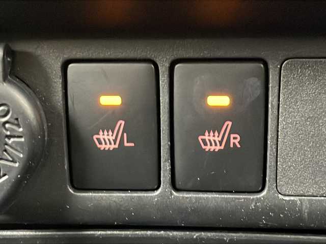 トヨタ ルーミー カスタムG－T 愛知県 2023(令5)年 4万km パールホワイトⅢ 純正ナビ(NSZT-Y68T)/バックカメラ/両側パワースライドドア/フルセグTV・Bluetooth・CD・AM・FM/ETC2.0/前ドライブレコーダー/純正15インチアルミホイール/スマートアシスト/衝突回避支援ブレーキ/衝突警報/車線逸脱警報/露側逸脱警報/ふらつき警報/ブレーキ制御付誤発進抑制(前方・後方)/先行車発進お知らせ/アダプティブドライビングビーム/LEDヘッドライト/オートライト/フロントフォグランプ/サイドビューランプ/標識認識/前後コーナーセンサー/全車速追従機能付ACC(停止保持機能あり)/横滑り防止/アイドリングストップ/ヒルスタートアシスト/ファブリックシート/運転席助手席シートヒーター/純正フロアマット/革巻きステアリング/シートバックテーブル×2/リヤサンシェード/充電用USB/電子パーキングブレーキ/ブレーキホールド/スマートキー/プッシュスタート/スペアキー1本/取扱説明書・ナビ説明書