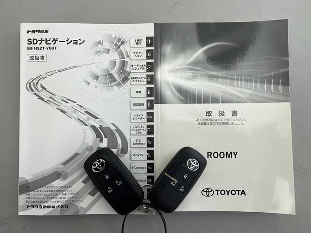 トヨタ ルーミー カスタムG－T 愛知県 2023(令5)年 4万km パールホワイトⅢ 純正ナビ(NSZT-Y68T)/バックカメラ/両側パワースライドドア/フルセグTV・Bluetooth・CD・AM・FM/ETC2.0/前ドライブレコーダー/純正15インチアルミホイール/スマートアシスト/衝突回避支援ブレーキ/衝突警報/車線逸脱警報/露側逸脱警報/ふらつき警報/ブレーキ制御付誤発進抑制(前方・後方)/先行車発進お知らせ/アダプティブドライビングビーム/LEDヘッドライト/オートライト/フロントフォグランプ/サイドビューランプ/標識認識/前後コーナーセンサー/全車速追従機能付ACC(停止保持機能あり)/横滑り防止/アイドリングストップ/ヒルスタートアシスト/ファブリックシート/運転席助手席シートヒーター/純正フロアマット/革巻きステアリング/シートバックテーブル×2/リヤサンシェード/充電用USB/電子パーキングブレーキ/ブレーキホールド/スマートキー/プッシュスタート/スペアキー1本/取扱説明書・ナビ説明書