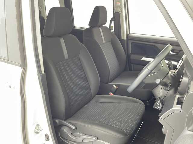 トヨタ ルーミー カスタムG－T 愛知県 2023(令5)年 4万km パールホワイトⅢ 純正ナビ(NSZT-Y68T)/バックカメラ/両側パワースライドドア/フルセグTV・Bluetooth・CD・AM・FM/ETC2.0/前ドライブレコーダー/純正15インチアルミホイール/スマートアシスト/衝突回避支援ブレーキ/衝突警報/車線逸脱警報/露側逸脱警報/ふらつき警報/ブレーキ制御付誤発進抑制(前方・後方)/先行車発進お知らせ/アダプティブドライビングビーム/LEDヘッドライト/オートライト/フロントフォグランプ/サイドビューランプ/標識認識/前後コーナーセンサー/全車速追従機能付ACC(停止保持機能あり)/横滑り防止/アイドリングストップ/ヒルスタートアシスト/ファブリックシート/運転席助手席シートヒーター/純正フロアマット/革巻きステアリング/シートバックテーブル×2/リヤサンシェード/充電用USB/電子パーキングブレーキ/ブレーキホールド/スマートキー/プッシュスタート/スペアキー1本/取扱説明書・ナビ説明書