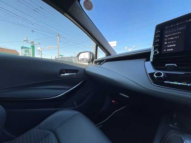 トヨタ カローラ ハイブリット ダブルバイビー 静岡県 2020(令2)年 2.6万km スパークリングブラックパールクリスタルシャイン ●純正ディスプレイオーディオ（ナビ機能付き）/(フルセグ/Bluetooth)/●ハーフレザーシート/●前席シートヒーター/●バックカメラ/●レーダークルーズコントロール/●プリクラッシュセーフティ/●レーンキープアシスト/●前後クリアランスソナー/●電動パーキングブレーキ/●オートブレーキホールド/●LEDヘッドライト＆フォグランプ/●オートライト/●オートマチックハイビーム/●革巻きステアリング/●ステアリングスイッチ/●ステアリングヒーター/●ETC2.0/●電動格納ウィンカーミラー/●レベライザー/●スマートキー/●プッシュスタート/●純正フロアマット/●純正17インチアルミホイール/●ダブル＋サイド＋ニーSRS＋ABS