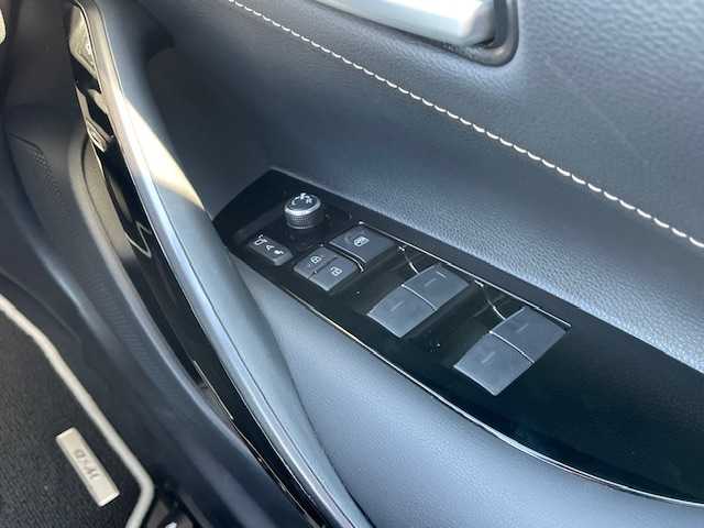 トヨタ カローラ ハイブリット ダブルバイビー 静岡県 2020(令2)年 2.6万km スパークリングブラックパールクリスタルシャイン ●純正ディスプレイオーディオ（ナビ機能付き）/(フルセグ/Bluetooth)/●ハーフレザーシート/●前席シートヒーター/●バックカメラ/●レーダークルーズコントロール/●プリクラッシュセーフティ/●レーンキープアシスト/●前後クリアランスソナー/●電動パーキングブレーキ/●オートブレーキホールド/●LEDヘッドライト＆フォグランプ/●オートライト/●オートマチックハイビーム/●革巻きステアリング/●ステアリングスイッチ/●ステアリングヒーター/●ETC2.0/●電動格納ウィンカーミラー/●レベライザー/●スマートキー/●プッシュスタート/●純正フロアマット/●純正17インチアルミホイール/●ダブル＋サイド＋ニーSRS＋ABS