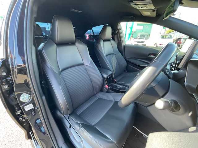 トヨタ カローラ ハイブリット ダブルバイビー 静岡県 2020(令2)年 2.6万km スパークリングブラックパールクリスタルシャイン ●純正ディスプレイオーディオ（ナビ機能付き）/(フルセグ/Bluetooth)/●ハーフレザーシート/●前席シートヒーター/●バックカメラ/●レーダークルーズコントロール/●プリクラッシュセーフティ/●レーンキープアシスト/●前後クリアランスソナー/●電動パーキングブレーキ/●オートブレーキホールド/●LEDヘッドライト＆フォグランプ/●オートライト/●オートマチックハイビーム/●革巻きステアリング/●ステアリングスイッチ/●ステアリングヒーター/●ETC2.0/●電動格納ウィンカーミラー/●レベライザー/●スマートキー/●プッシュスタート/●純正フロアマット/●純正17インチアルミホイール/●ダブル＋サイド＋ニーSRS＋ABS