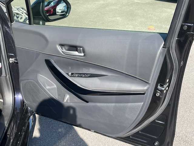 トヨタ カローラ ハイブリット ダブルバイビー 静岡県 2020(令2)年 2.6万km スパークリングブラックパールクリスタルシャイン ●純正ディスプレイオーディオ（ナビ機能付き）/(フルセグ/Bluetooth)/●ハーフレザーシート/●前席シートヒーター/●バックカメラ/●レーダークルーズコントロール/●プリクラッシュセーフティ/●レーンキープアシスト/●前後クリアランスソナー/●電動パーキングブレーキ/●オートブレーキホールド/●LEDヘッドライト＆フォグランプ/●オートライト/●オートマチックハイビーム/●革巻きステアリング/●ステアリングスイッチ/●ステアリングヒーター/●ETC2.0/●電動格納ウィンカーミラー/●レベライザー/●スマートキー/●プッシュスタート/●純正フロアマット/●純正17インチアルミホイール/●ダブル＋サイド＋ニーSRS＋ABS