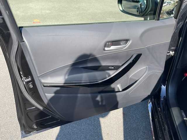 トヨタ カローラ ハイブリット ダブルバイビー 静岡県 2020(令2)年 2.6万km スパークリングブラックパールクリスタルシャイン ●純正ディスプレイオーディオ（ナビ機能付き）/(フルセグ/Bluetooth)/●ハーフレザーシート/●前席シートヒーター/●バックカメラ/●レーダークルーズコントロール/●プリクラッシュセーフティ/●レーンキープアシスト/●前後クリアランスソナー/●電動パーキングブレーキ/●オートブレーキホールド/●LEDヘッドライト＆フォグランプ/●オートライト/●オートマチックハイビーム/●革巻きステアリング/●ステアリングスイッチ/●ステアリングヒーター/●ETC2.0/●電動格納ウィンカーミラー/●レベライザー/●スマートキー/●プッシュスタート/●純正フロアマット/●純正17インチアルミホイール/●ダブル＋サイド＋ニーSRS＋ABS