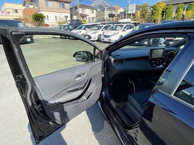 トヨタ カローラ ハイブリット ダブルバイビー 静岡県 2020(令2)年 2.6万km スパークリングブラックパールクリスタルシャイン ●純正ディスプレイオーディオ（ナビ機能付き）/(フルセグ/Bluetooth)/●ハーフレザーシート/●前席シートヒーター/●バックカメラ/●レーダークルーズコントロール/●プリクラッシュセーフティ/●レーンキープアシスト/●前後クリアランスソナー/●電動パーキングブレーキ/●オートブレーキホールド/●LEDヘッドライト＆フォグランプ/●オートライト/●オートマチックハイビーム/●革巻きステアリング/●ステアリングスイッチ/●ステアリングヒーター/●ETC2.0/●電動格納ウィンカーミラー/●レベライザー/●スマートキー/●プッシュスタート/●純正フロアマット/●純正17インチアルミホイール/●ダブル＋サイド＋ニーSRS＋ABS