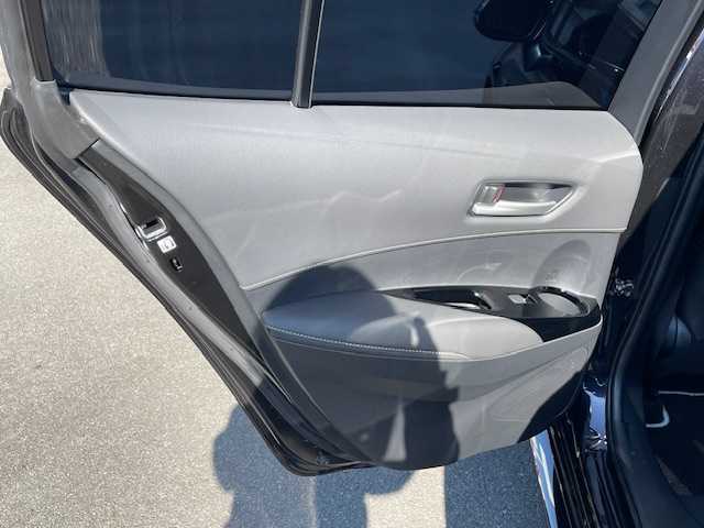 トヨタ カローラ ハイブリット ダブルバイビー 静岡県 2020(令2)年 2.6万km スパークリングブラックパールクリスタルシャイン ●純正ディスプレイオーディオ（ナビ機能付き）/(フルセグ/Bluetooth)/●ハーフレザーシート/●前席シートヒーター/●バックカメラ/●レーダークルーズコントロール/●プリクラッシュセーフティ/●レーンキープアシスト/●前後クリアランスソナー/●電動パーキングブレーキ/●オートブレーキホールド/●LEDヘッドライト＆フォグランプ/●オートライト/●オートマチックハイビーム/●革巻きステアリング/●ステアリングスイッチ/●ステアリングヒーター/●ETC2.0/●電動格納ウィンカーミラー/●レベライザー/●スマートキー/●プッシュスタート/●純正フロアマット/●純正17インチアルミホイール/●ダブル＋サイド＋ニーSRS＋ABS