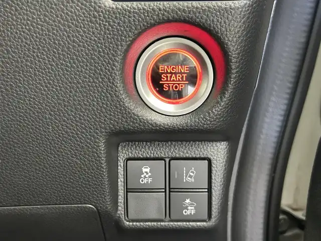 ホンダ Ｎ ＢＯＸ カスタム G L ターボ ホンダセンシング 千葉県 2018(平30)年 4万km プラチナホワイトパール ホンダセンシング/・衝突軽減ブレーキ/・レーンキープアシスト/・誤発進抑制機能/・オートハイビーム/社外8インチナビ/CD DVD BT フルセグTV/バックカメラ/両側パワースライドドア/レーダークルーズコントロール/パドルシフト/ハーフレザーシート/LEDオートライト/スマートキー/純正15インチアルミホイール/ETC