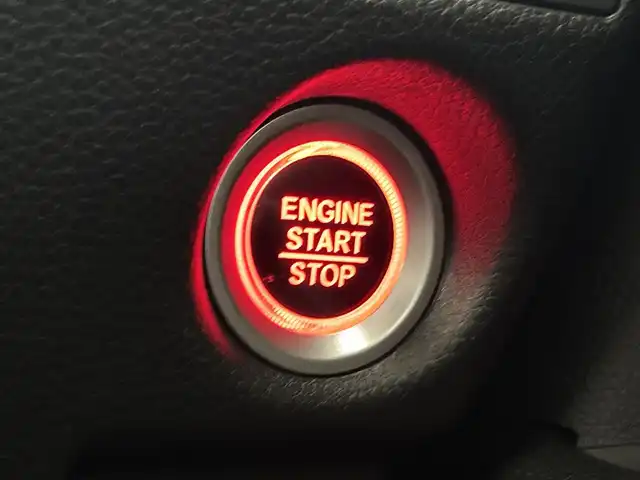 ホンダ Ｎ ＢＯＸ カスタム G L ターボ ホンダセンシング 千葉県 2018(平30)年 4万km プラチナホワイトパール ホンダセンシング/・衝突軽減ブレーキ/・レーンキープアシスト/・誤発進抑制機能/・オートハイビーム/社外8インチナビ/CD DVD BT フルセグTV/バックカメラ/両側パワースライドドア/レーダークルーズコントロール/パドルシフト/ハーフレザーシート/LEDオートライト/スマートキー/純正15インチアルミホイール/ETC