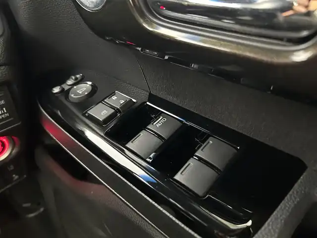 ホンダ Ｎ ＢＯＸ カスタム G L ターボ ホンダセンシング 千葉県 2018(平30)年 4万km プラチナホワイトパール ホンダセンシング/・衝突軽減ブレーキ/・レーンキープアシスト/・誤発進抑制機能/・オートハイビーム/社外8インチナビ/CD DVD BT フルセグTV/バックカメラ/両側パワースライドドア/レーダークルーズコントロール/パドルシフト/ハーフレザーシート/LEDオートライト/スマートキー/純正15インチアルミホイール/ETC