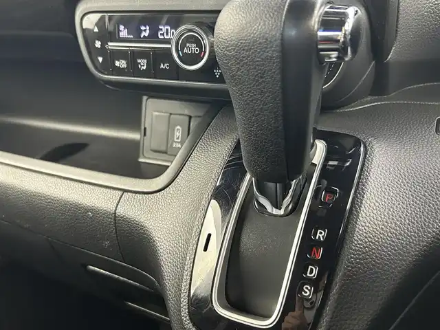 ホンダ Ｎ ＢＯＸ カスタム G L ターボ ホンダセンシング 千葉県 2018(平30)年 4万km プラチナホワイトパール ホンダセンシング/・衝突軽減ブレーキ/・レーンキープアシスト/・誤発進抑制機能/・オートハイビーム/社外8インチナビ/CD DVD BT フルセグTV/バックカメラ/両側パワースライドドア/レーダークルーズコントロール/パドルシフト/ハーフレザーシート/LEDオートライト/スマートキー/純正15インチアルミホイール/ETC