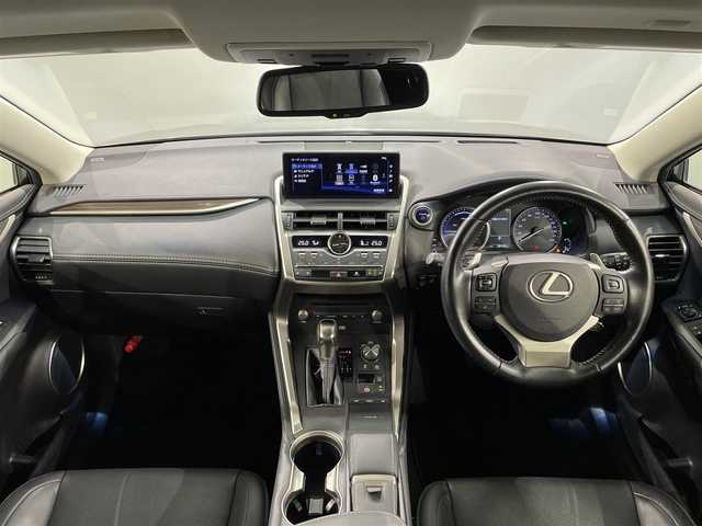 レクサス ＮＸ 300h バージョンL 愛知県 2018(平30)年 3.1万km ソニックチタニウム 純正１０インチナビ　/(AM/FM/CD・DVD再生/SD/USB/Bluetooth/フルセグTV/CarPlay）/ムーンルーフ　/マークレビンソンサウンド　/黒レザーシート/ブラインドスポットモニター　/ヘッドアップディスプレイ　/レクサスセーフティシステム　/　　-プリクラッシュセーフティ/　　-レーントレーニングアシスト/　　-オートマチックハイビーム/　　-レーダークルーズコントロール/　　-ロードサインアシスト/　　-先行車発進告知機能/シートベンチレーション/シートヒーター/ステアリングヒーター/ＡＣ１００Ｖ　/ビルトインＥＴＣ２．０　/バックカメラ/メモリー機能付パワーシート/電動格納セカンドシート/電動バックドア/クリアランスソナー/三眼LEDヘッドライト/LEDフォグランプ/純正フロアマット