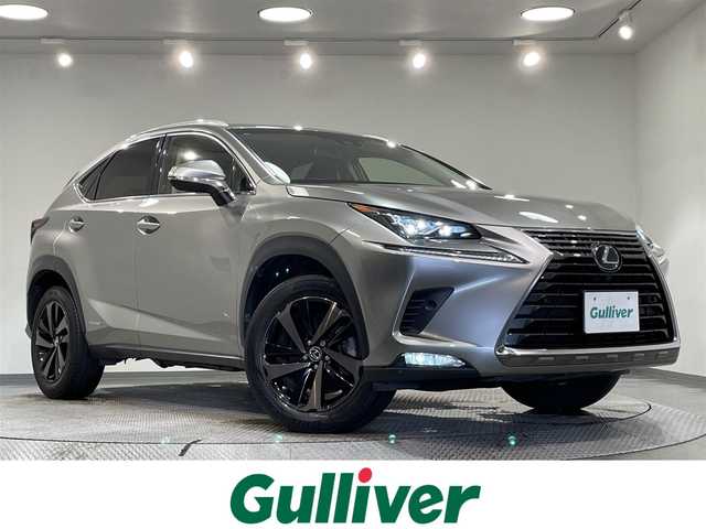 レクサス ＮＸ 300h バージョンL 愛知県 2018(平30)年 3.1万km ソニックチタニウム 純正１０インチナビ　/(AM/FM/CD・DVD再生/SD/USB/Bluetooth/フルセグTV/CarPlay）/ムーンルーフ　/マークレビンソンサウンド　/黒レザーシート/ブラインドスポットモニター　/ヘッドアップディスプレイ　/レクサスセーフティシステム　/　　-プリクラッシュセーフティ/　　-レーントレーニングアシスト/　　-オートマチックハイビーム/　　-レーダークルーズコントロール/　　-ロードサインアシスト/　　-先行車発進告知機能/シートベンチレーション/シートヒーター/ステアリングヒーター/ＡＣ１００Ｖ　/ビルトインＥＴＣ２．０　/バックカメラ/メモリー機能付パワーシート/電動格納セカンドシート/電動バックドア/クリアランスソナー/三眼LEDヘッドライト/LEDフォグランプ/純正フロアマット
