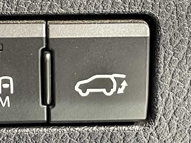 レクサス ＮＸ 300h バージョンL 愛知県 2018(平30)年 3.1万km ソニックチタニウム 純正１０インチナビ　/(AM/FM/CD・DVD再生/SD/USB/Bluetooth/フルセグTV/CarPlay）/ムーンルーフ　/マークレビンソンサウンド　/黒レザーシート/ブラインドスポットモニター　/ヘッドアップディスプレイ　/レクサスセーフティシステム　/　　-プリクラッシュセーフティ/　　-レーントレーニングアシスト/　　-オートマチックハイビーム/　　-レーダークルーズコントロール/　　-ロードサインアシスト/　　-先行車発進告知機能/シートベンチレーション/シートヒーター/ステアリングヒーター/ＡＣ１００Ｖ　/ビルトインＥＴＣ２．０　/バックカメラ/メモリー機能付パワーシート/電動格納セカンドシート/電動バックドア/クリアランスソナー/三眼LEDヘッドライト/LEDフォグランプ/純正フロアマット