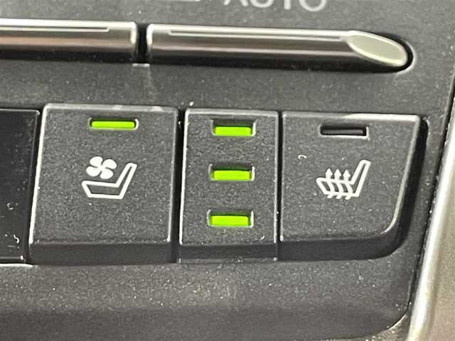 レクサス ＮＸ 300h バージョンL 愛知県 2018(平30)年 3.1万km ソニックチタニウム 純正１０インチナビ　/(AM/FM/CD・DVD再生/SD/USB/Bluetooth/フルセグTV/CarPlay）/ムーンルーフ　/マークレビンソンサウンド　/黒レザーシート/ブラインドスポットモニター　/ヘッドアップディスプレイ　/レクサスセーフティシステム　/　　-プリクラッシュセーフティ/　　-レーントレーニングアシスト/　　-オートマチックハイビーム/　　-レーダークルーズコントロール/　　-ロードサインアシスト/　　-先行車発進告知機能/シートベンチレーション/シートヒーター/ステアリングヒーター/ＡＣ１００Ｖ　/ビルトインＥＴＣ２．０　/バックカメラ/メモリー機能付パワーシート/電動格納セカンドシート/電動バックドア/クリアランスソナー/三眼LEDヘッドライト/LEDフォグランプ/純正フロアマット