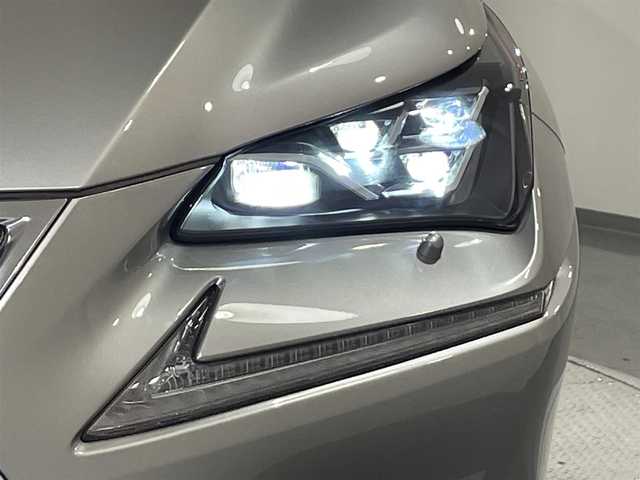 レクサス ＮＸ 300h バージョンL 愛知県 2018(平30)年 3.1万km ソニックチタニウム 純正１０インチナビ　/(AM/FM/CD・DVD再生/SD/USB/Bluetooth/フルセグTV/CarPlay）/ムーンルーフ　/マークレビンソンサウンド　/黒レザーシート/ブラインドスポットモニター　/ヘッドアップディスプレイ　/レクサスセーフティシステム　/　　-プリクラッシュセーフティ/　　-レーントレーニングアシスト/　　-オートマチックハイビーム/　　-レーダークルーズコントロール/　　-ロードサインアシスト/　　-先行車発進告知機能/シートベンチレーション/シートヒーター/ステアリングヒーター/ＡＣ１００Ｖ　/ビルトインＥＴＣ２．０　/バックカメラ/メモリー機能付パワーシート/電動格納セカンドシート/電動バックドア/クリアランスソナー/三眼LEDヘッドライト/LEDフォグランプ/純正フロアマット