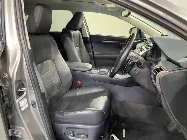 レクサス ＮＸ 300h バージョンL 愛知県 2018(平30)年 3.1万km ソニックチタニウム 純正１０インチナビ　/(AM/FM/CD・DVD再生/SD/USB/Bluetooth/フルセグTV/CarPlay）/ムーンルーフ　/マークレビンソンサウンド　/黒レザーシート/ブラインドスポットモニター　/ヘッドアップディスプレイ　/レクサスセーフティシステム　/　　-プリクラッシュセーフティ/　　-レーントレーニングアシスト/　　-オートマチックハイビーム/　　-レーダークルーズコントロール/　　-ロードサインアシスト/　　-先行車発進告知機能/シートベンチレーション/シートヒーター/ステアリングヒーター/ＡＣ１００Ｖ　/ビルトインＥＴＣ２．０　/バックカメラ/メモリー機能付パワーシート/電動格納セカンドシート/電動バックドア/クリアランスソナー/三眼LEDヘッドライト/LEDフォグランプ/純正フロアマット